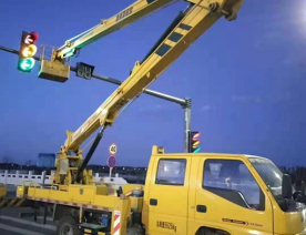 高空車(chē)修路燈